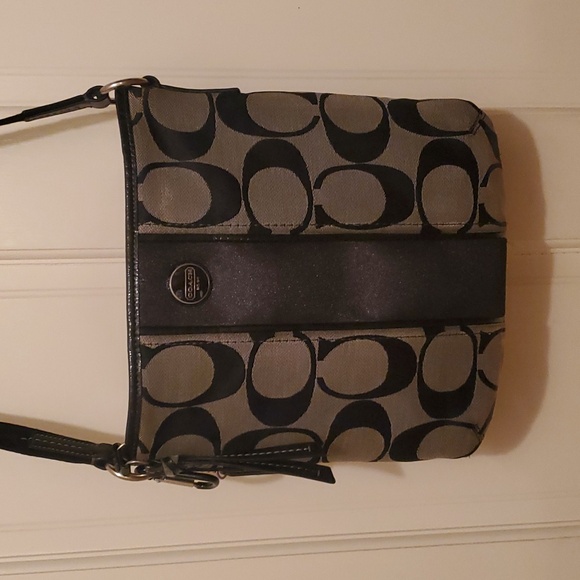 Coach black signature cc crossbody.2013. - Picture 2 of 8